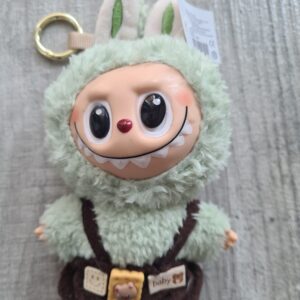 Jucarie de Plus Labubu, Micutul Monstru Pufos In Salopeta, 17 cm, Tip Breloc, Multicolor - imagine 3