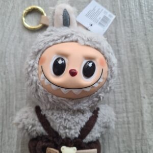 Jucarie de Plus Labubu, Micutul Monstru Pufos In Salopeta, 17 cm, Tip Breloc, Multicolor - imagine 5