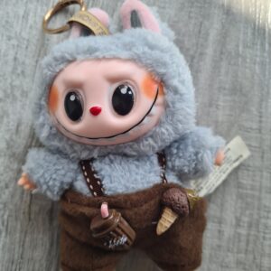 Jucarie de Plus Labubu, Micutul Monstru Pufos In Salopeta, 17 cm, Tip Breloc, Multicolor - imagine 4