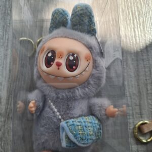 Jucarie de Plus Labubu, Micutul Monstru Pufos In Salopeta, 17 cm, Tip Breloc, Multicolor - imagine 6