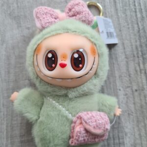 Jucarie de Plus Labubu, Micutul Monstru Pufos In Salopeta, 17 cm, Tip Breloc, Multicolor - imagine 7