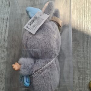 Jucarie de Plus Labubu, Micutul Monstru Pufos In Salopeta, 17 cm, Tip Breloc, Multicolor - imagine 8